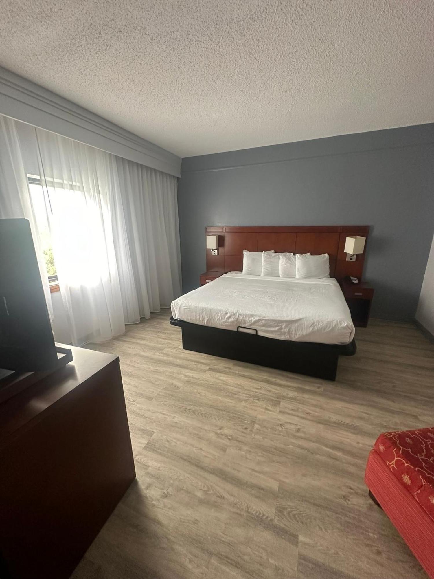 Super 8 By Wyndham Dallas Love Field Airport Exterior foto