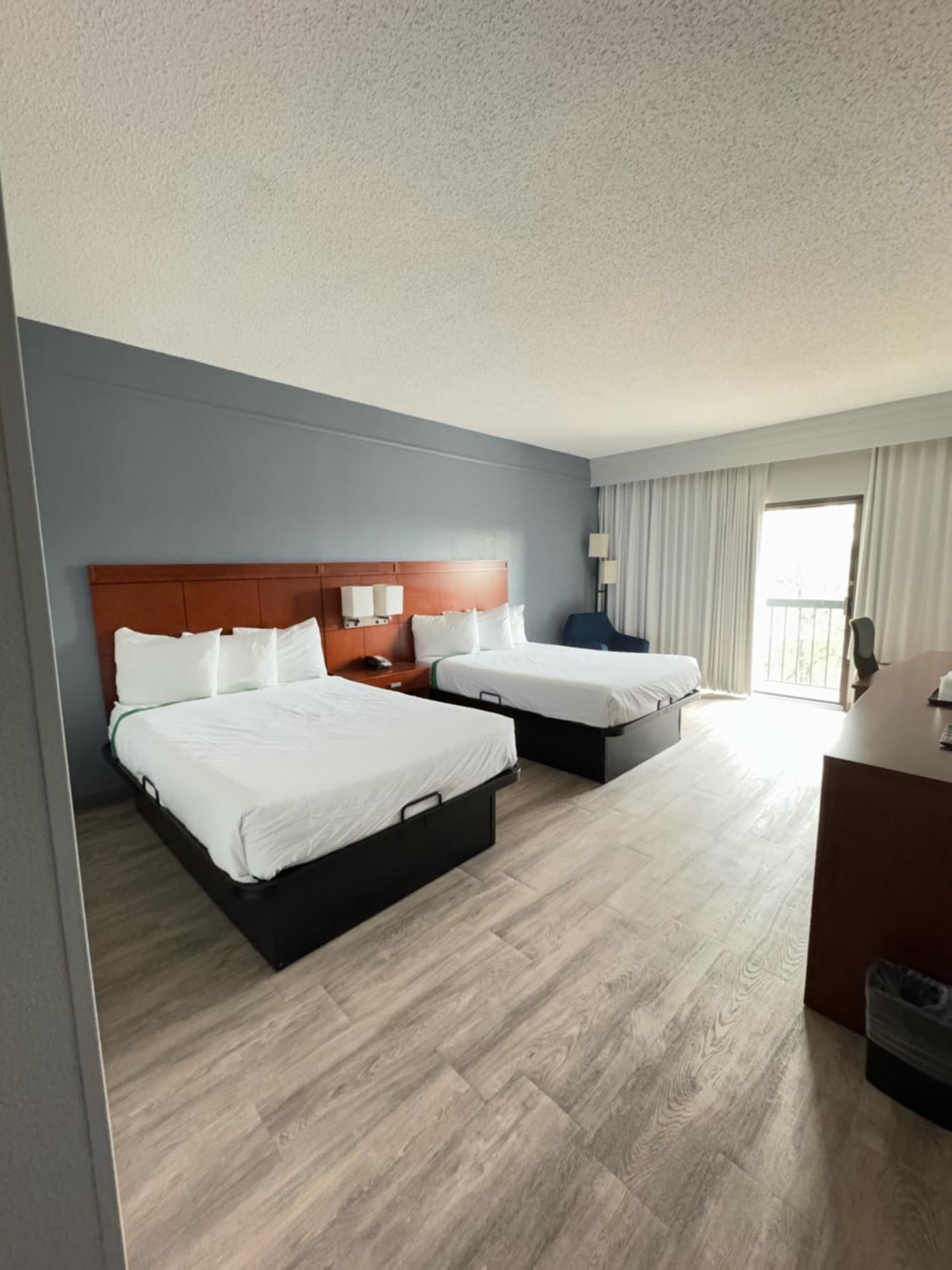 Super 8 By Wyndham Dallas Love Field Airport Exterior foto